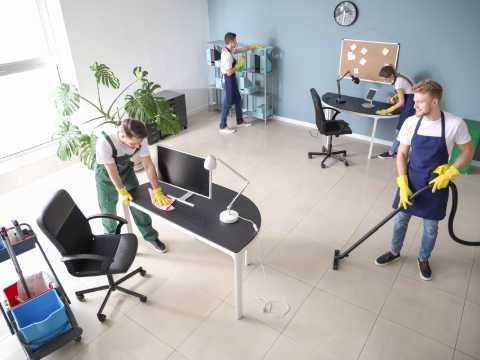 商业 property cleaning team
